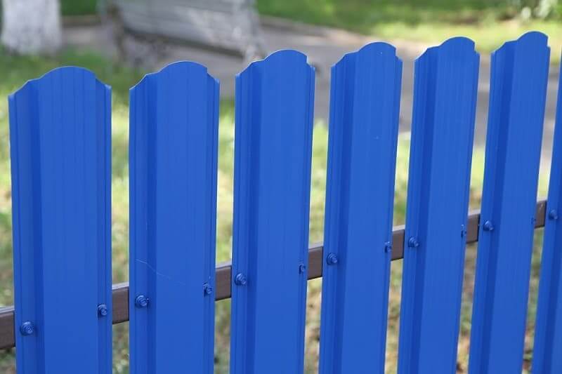 Забор из евроштакетника синий